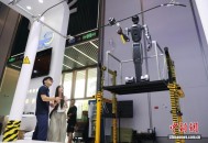 青春华章 | “炫技”到“实干”，中国机器人产业驶入规模化应用快车道