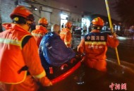山西晋中：暴雨过后，消防员变身“摆渡人”