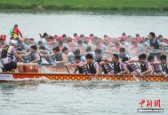 中外选手南宁邕江竞渡迎端午