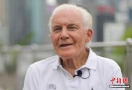 挥桨50载 79岁“老外”与香港的龙舟缘