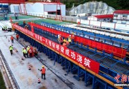 黄百铁路广西段首孔T梁成功浇筑
